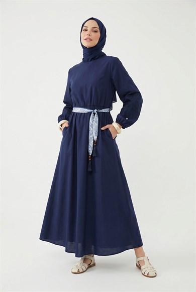 Kolları Nakış İşlemeli Kemerli Elbise Lacivert 26YT911