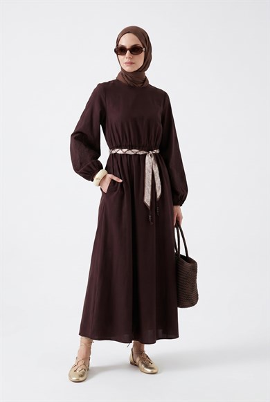 Kolları Nakış İşlemeli Kemerli Elbise Kahverengi 26YT911