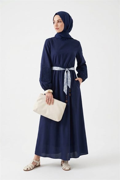 Kolları Nakış İşlemeli Kemerli Elbise Lacivert 26YT911