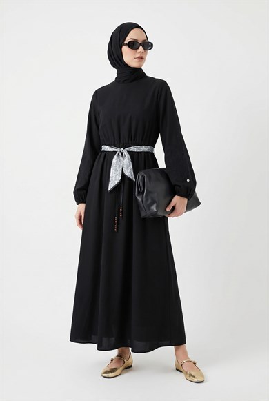 Kolları Nakış İşlemeli Kemerli Elbise Siyah 26YT911