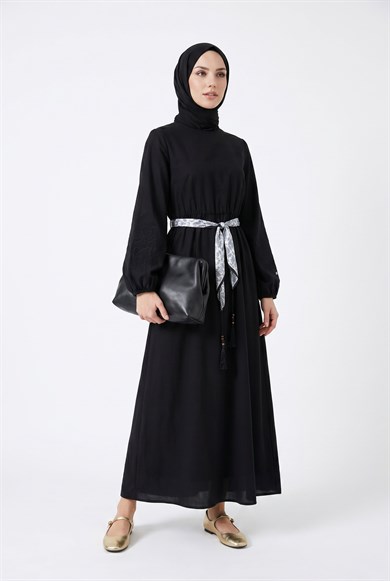 Kolları Nakış İşlemeli Kemerli Elbise Siyah 26YT911
