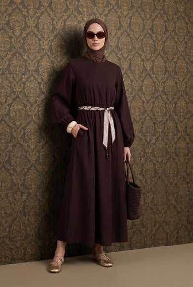 Kolları Nakış İşlemeli Kemerli Elbise Kahverengi 26YT911
