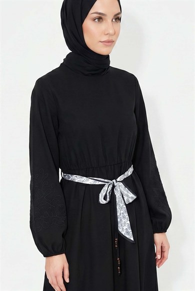 Kolları Nakış İşlemeli Kemerli Elbise Siyah 26YT911