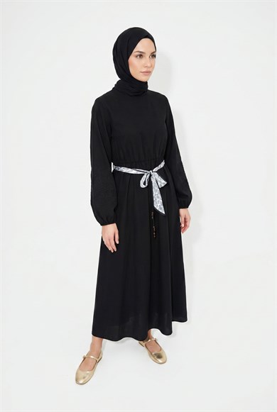 Kolları Nakış İşlemeli Kemerli Elbise Siyah 26YT911