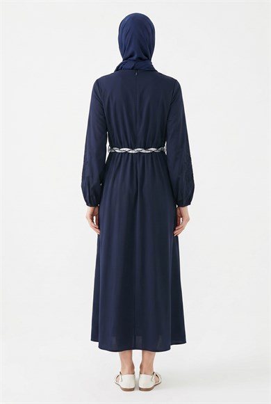 Kolları Nakış İşlemeli Kemerli Elbise Lacivert 26YT911