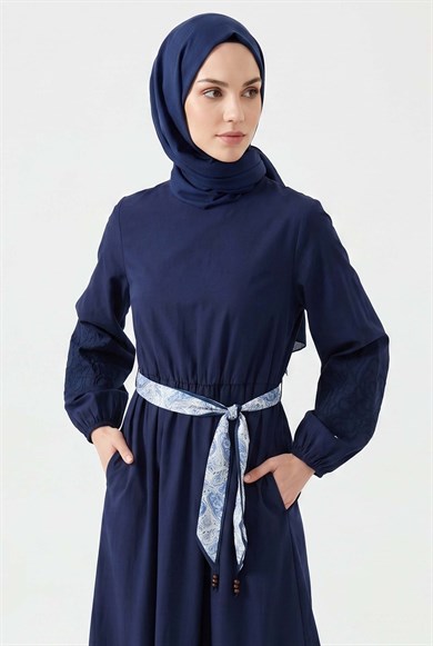 Kolları Nakış İşlemeli Kemerli Elbise Lacivert 26YT911