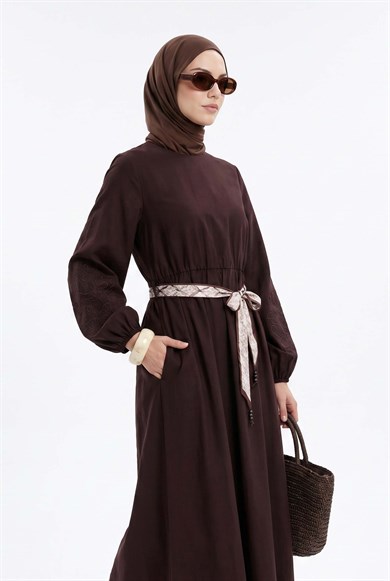 Kolları Nakış İşlemeli Kemerli Elbise Kahverengi 26YT911