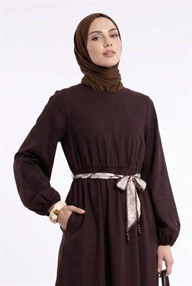 Kolları Nakış İşlemeli Kemerli Elbise Kahverengi 26YT911