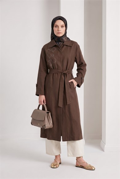 Nakış Detaylı Belden Kuşaklı Uzun Tesettür Giy Çık Kahverengi 26YT519