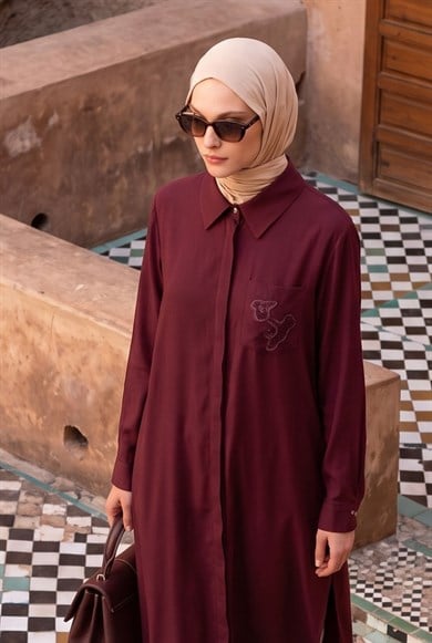 Doğal Kumaş Gömlek Yaka Tam Boy Düğmeli Nakış Detaylı Kolu Manşetli 125 cm Boy Tunik Bordo 26YT477
