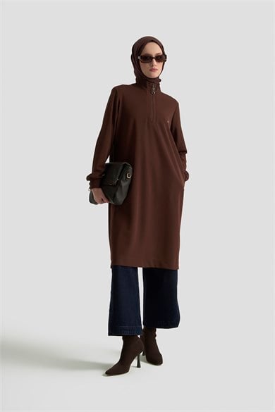 Yarım Fermuarlı Dik Yaka Uzun Kollu Rahat Kesim Basic Uzun Tunik 107 Cm Boy Kahverengi 26KT456