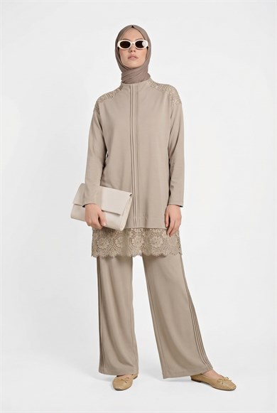 Zarif Dantel Detaylı Pantolonlu İkili Takım Bej 26YT660