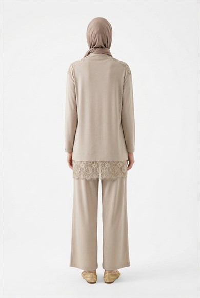 Zarif Dantel Detaylı Pantolonlu İkili Takım Bej 26YT660