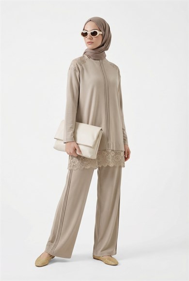 Zarif Dantel Detaylı Pantolonlu İkili Takım Bej 26YT660