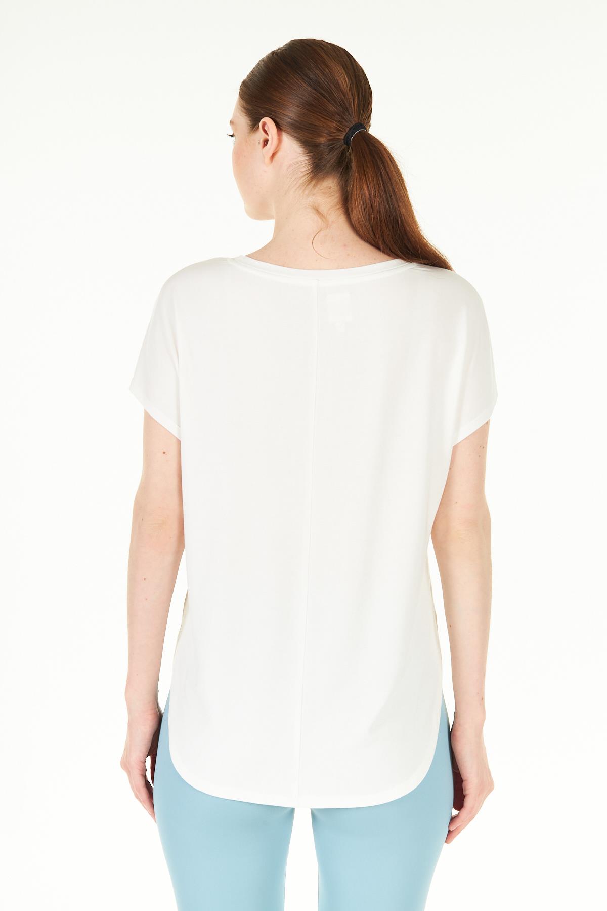 Beyaz Yırtmaç Detaylı Rahat Kalıp Modal T-shirt - Dora
