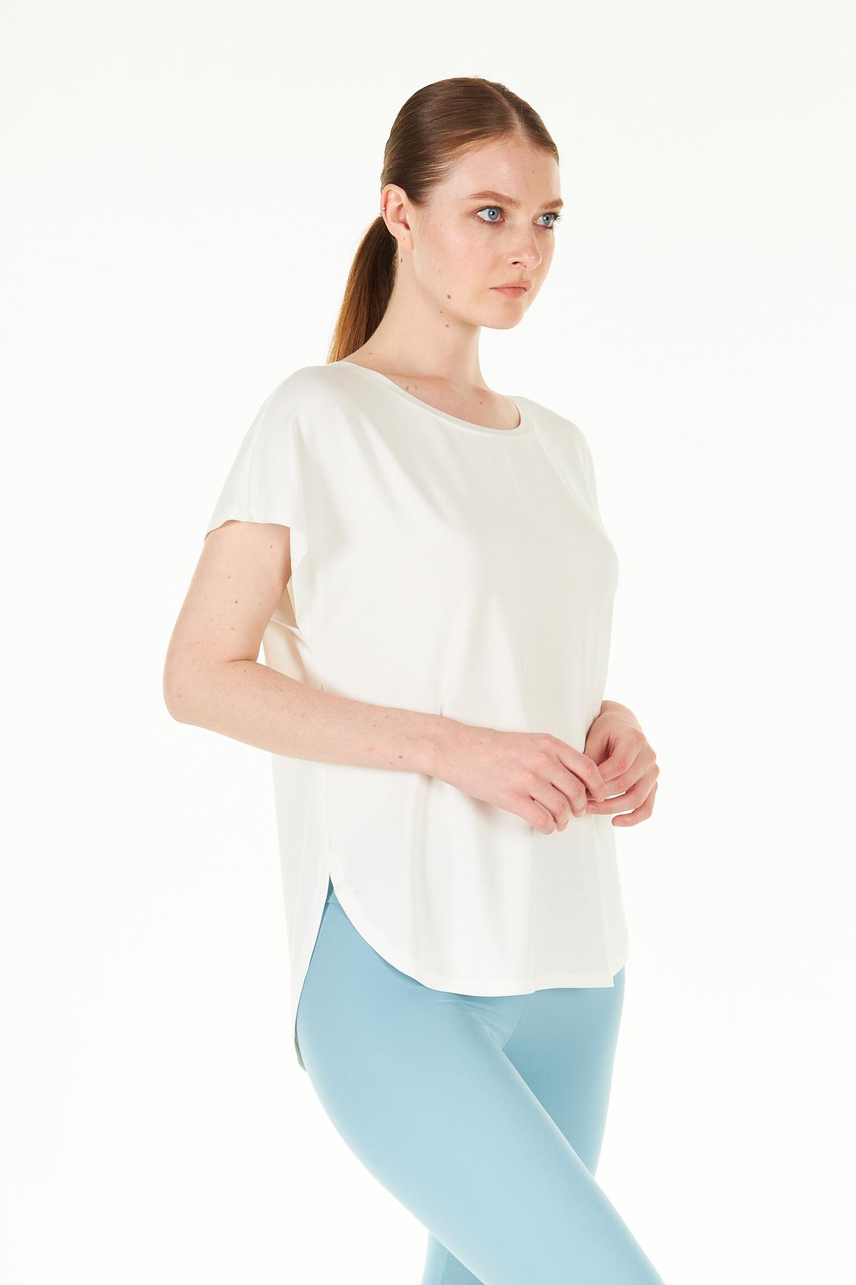 Beyaz Yırtmaç Detaylı Rahat Kalıp Modal T-shirt - Dora