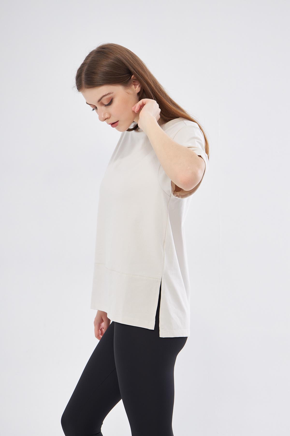 Kadın Bej Pamuklu Yırtmaçlı Oversize  T-shirt - Nors