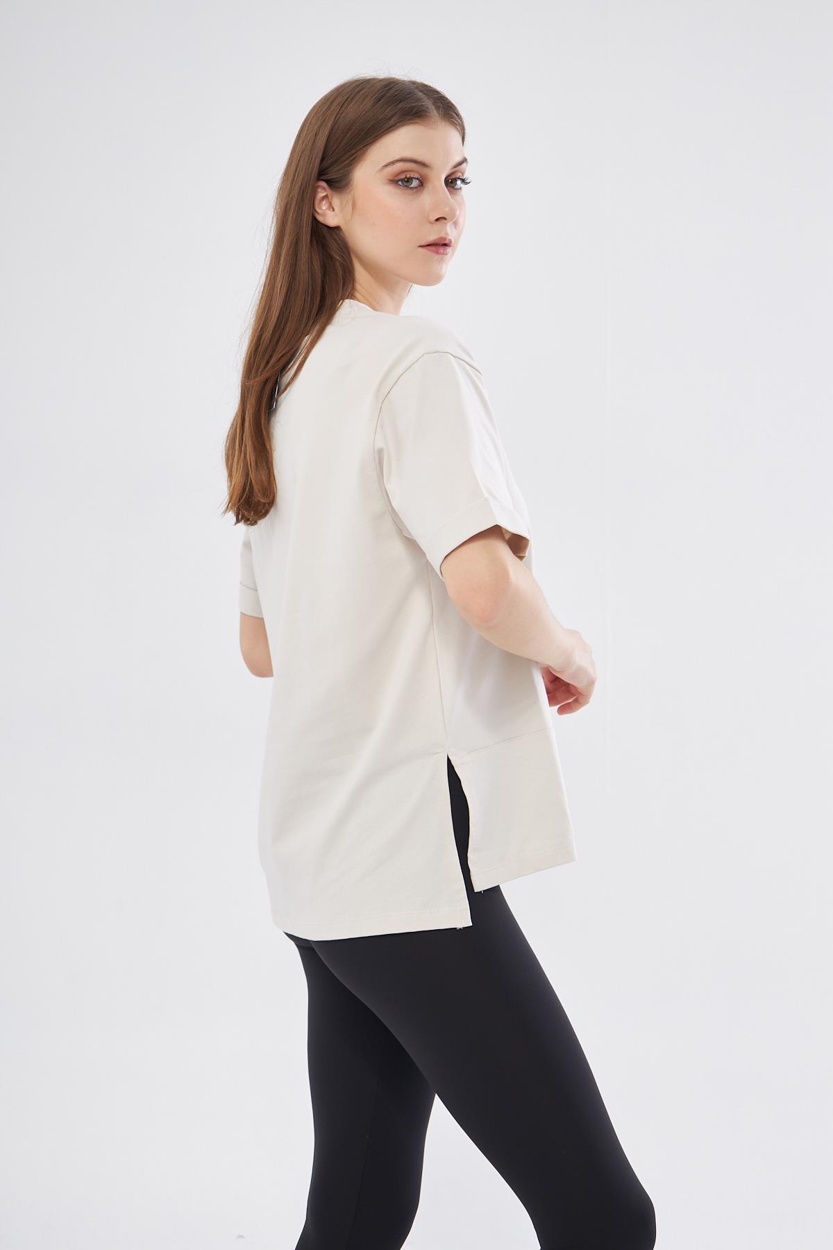 Kadın Bej Pamuklu Yırtmaçlı Oversize  T-shirt - Nors