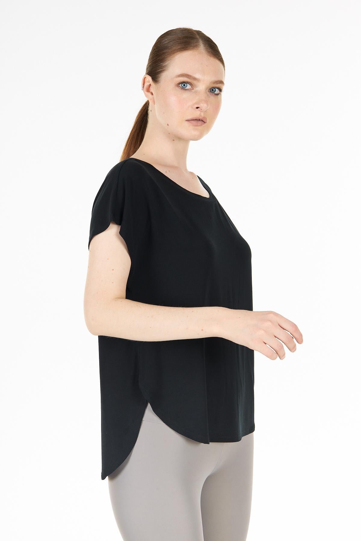 Siyah Yırtmaç Detaylı Rahat Kalıp Modal T-shirt - Dora
