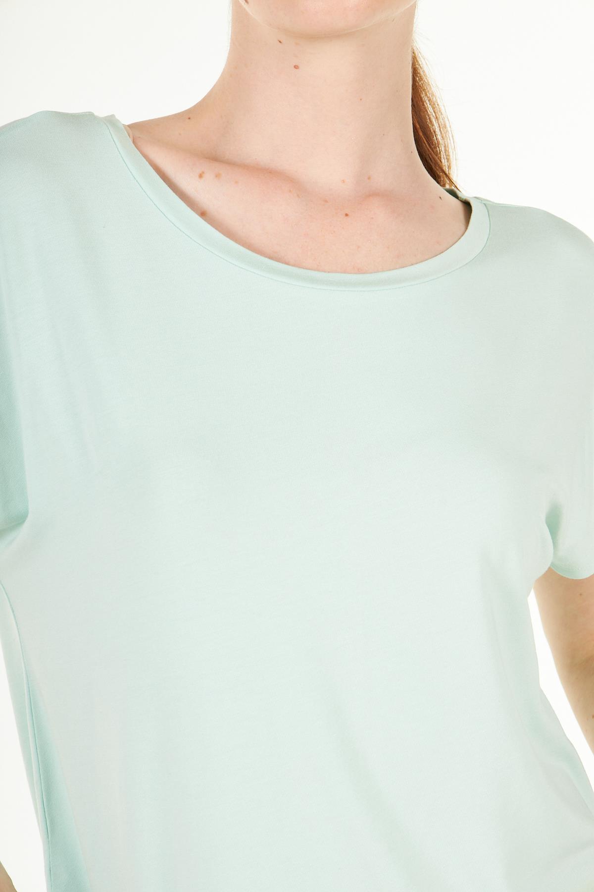 Yeşil Yırtmaç Detaylı Rahat Kalıp Modal T-shirt - Dora