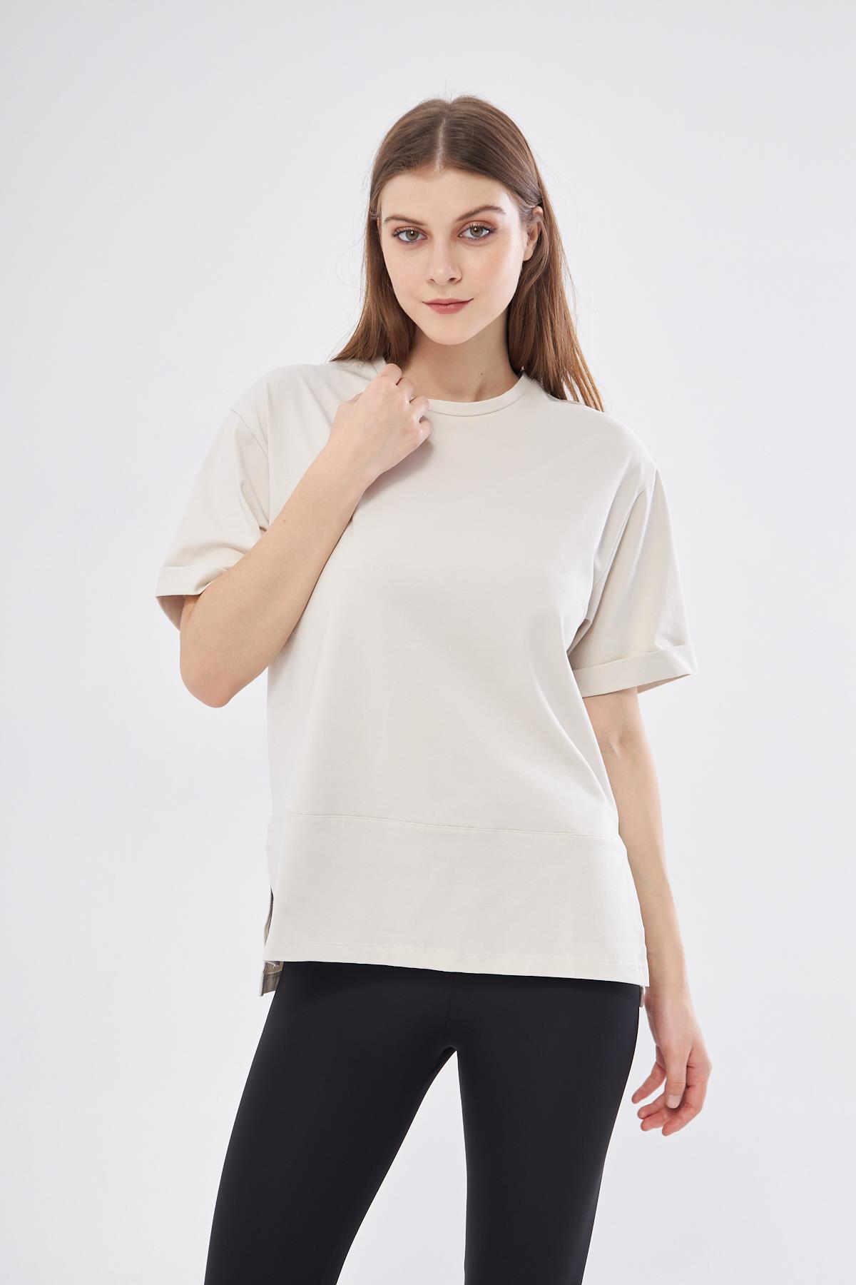 Kadın Bej Pamuklu Yırtmaçlı Oversize  T-shirt - Nors
