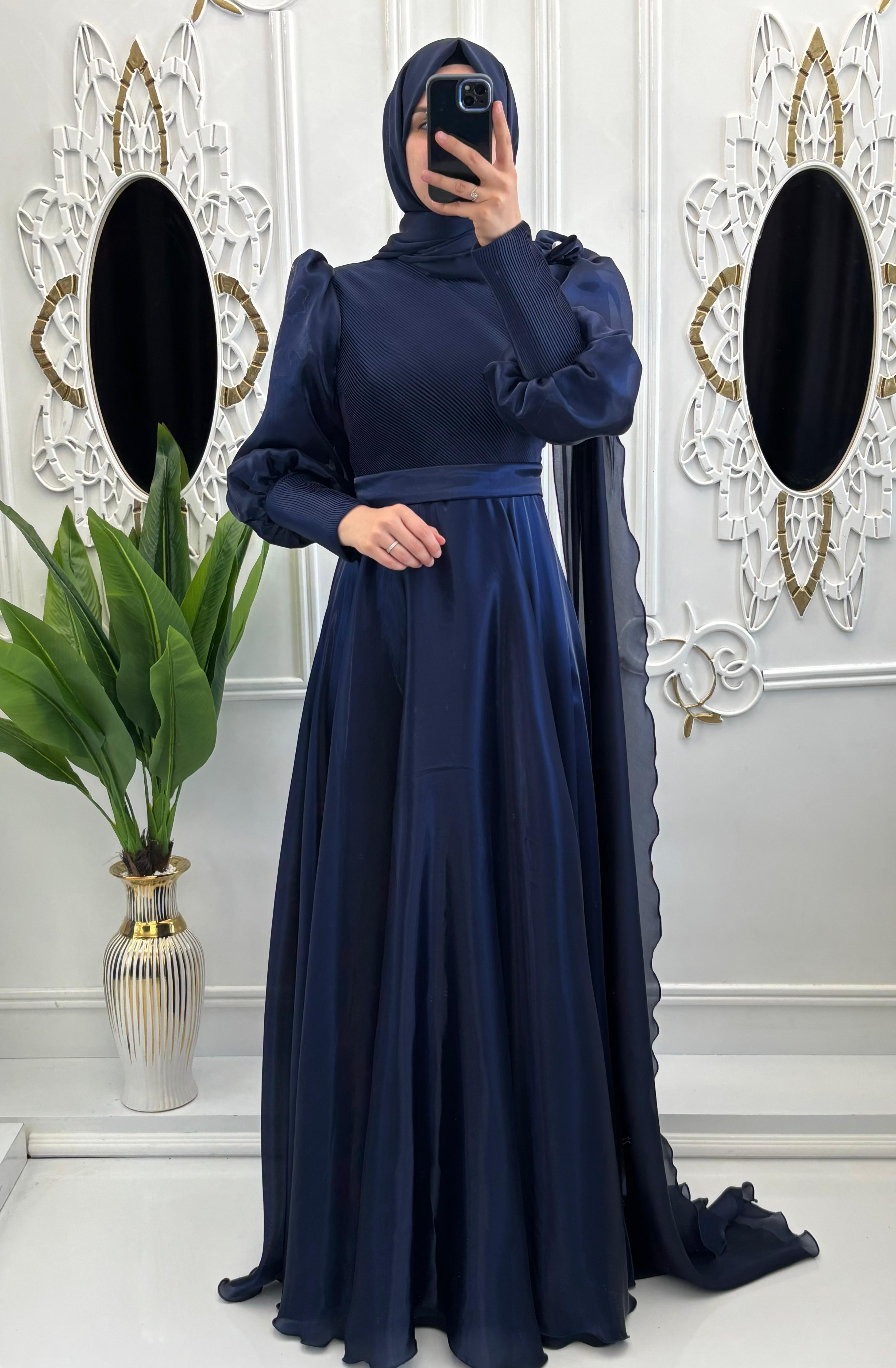 Maria Abiye Lacivert