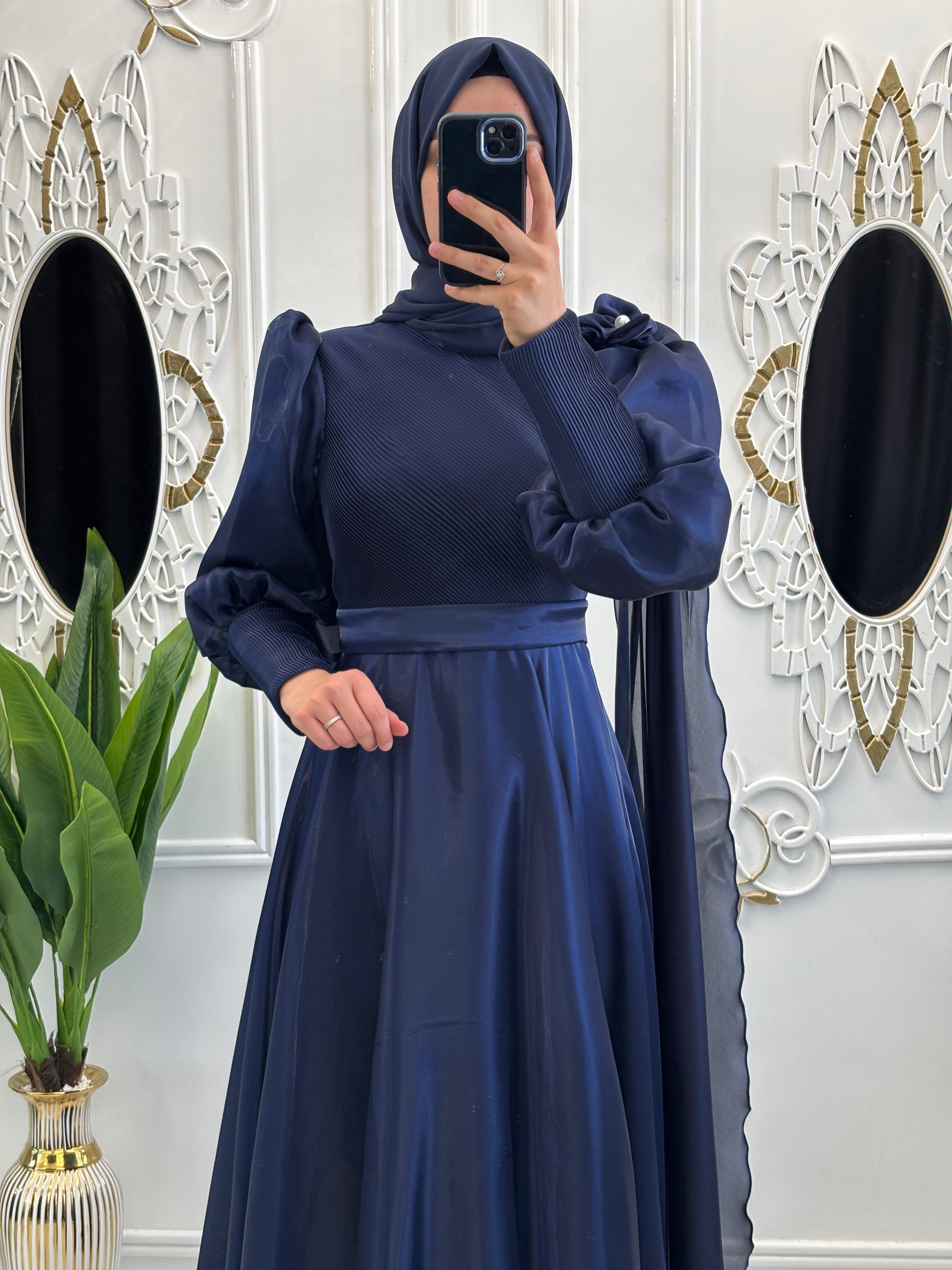 Maria Abiye Lacivert