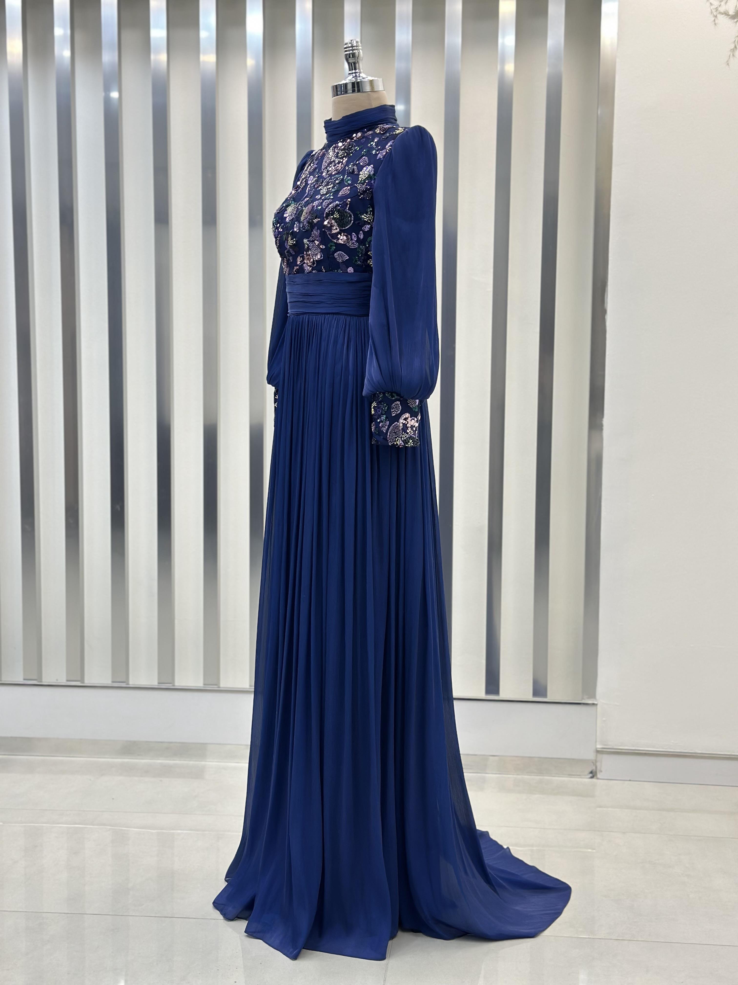 Nadia Abiye Lacivert