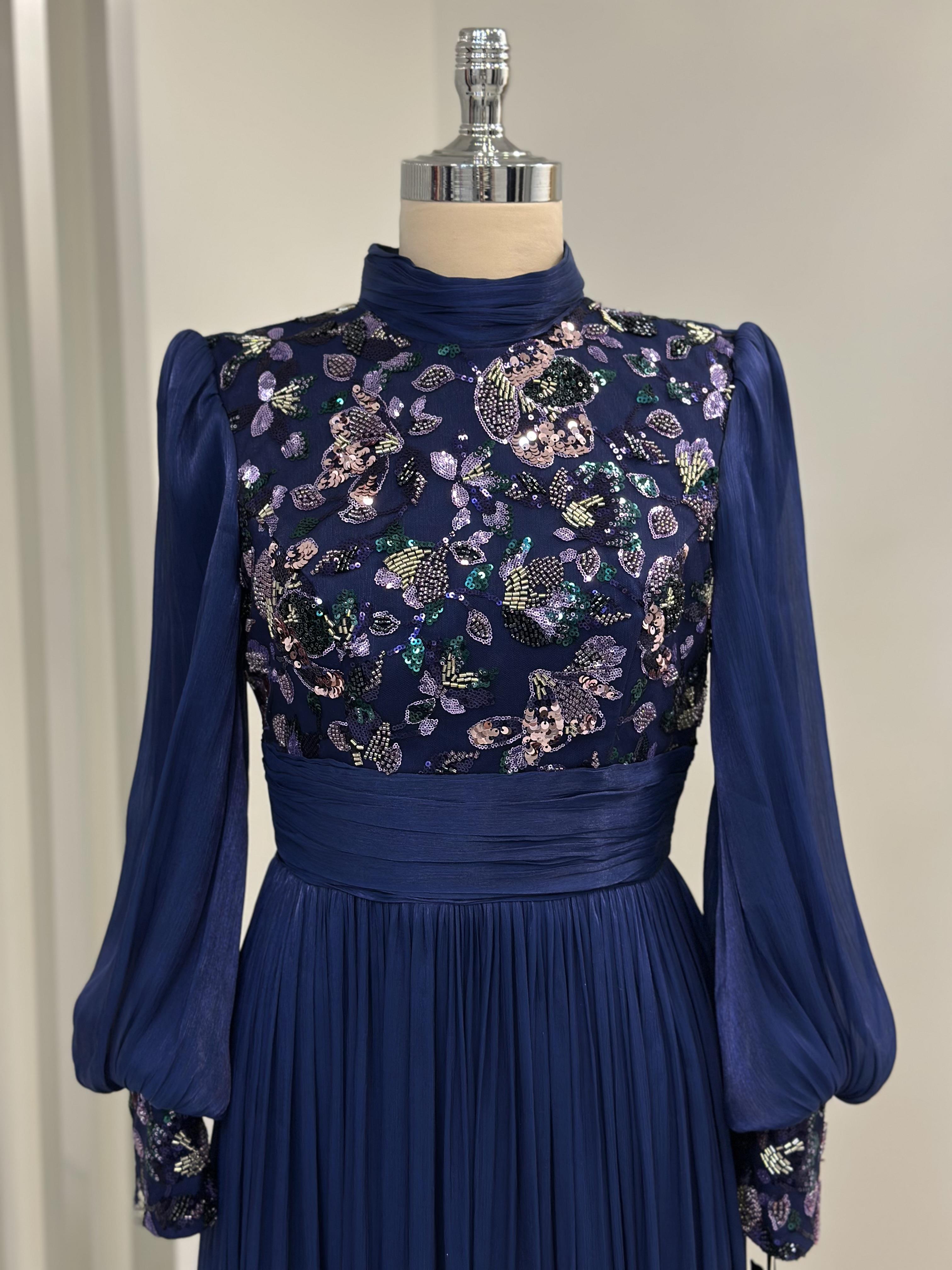 Nadia Abiye Lacivert