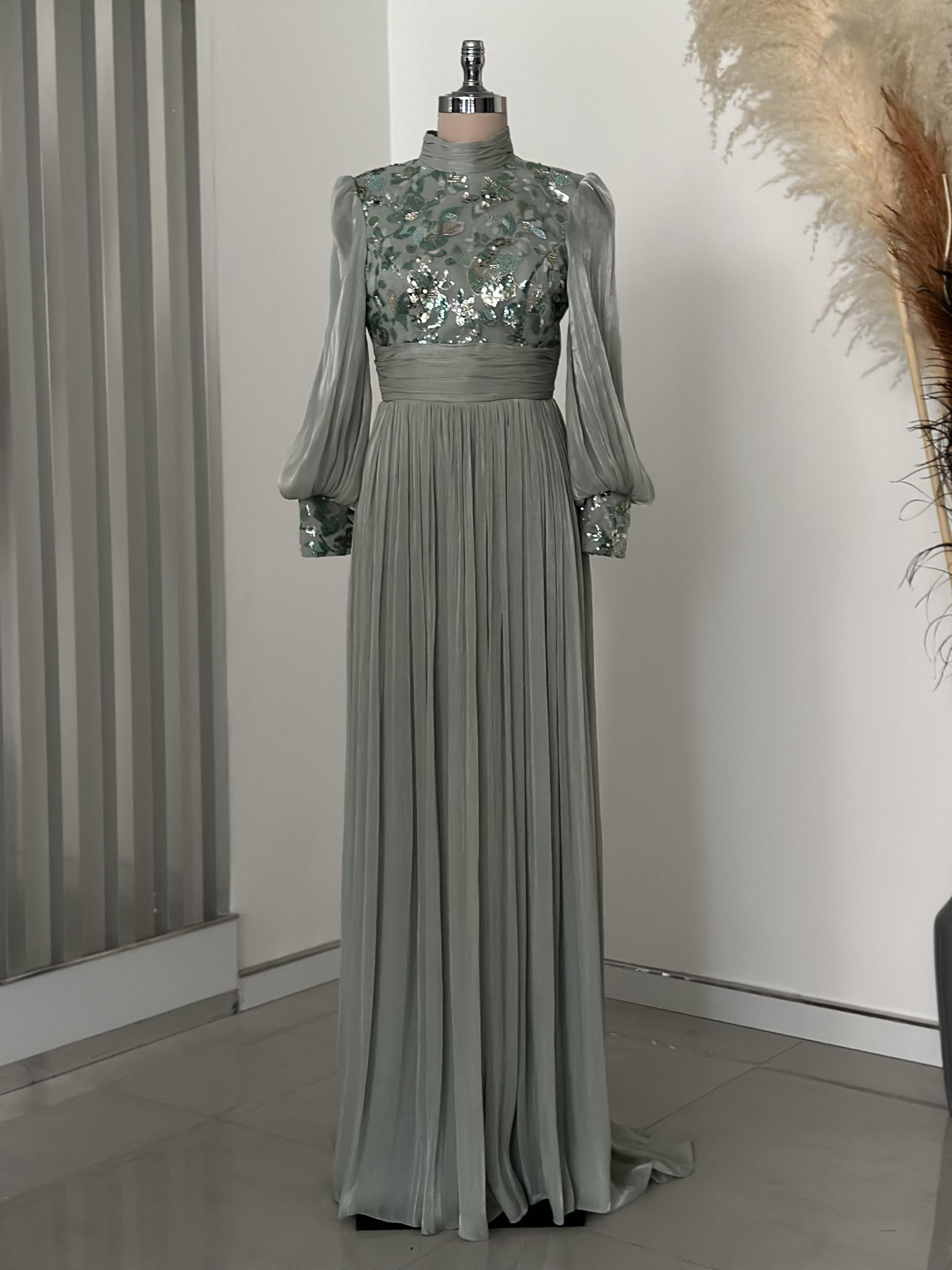 Nadia Abiye Mint