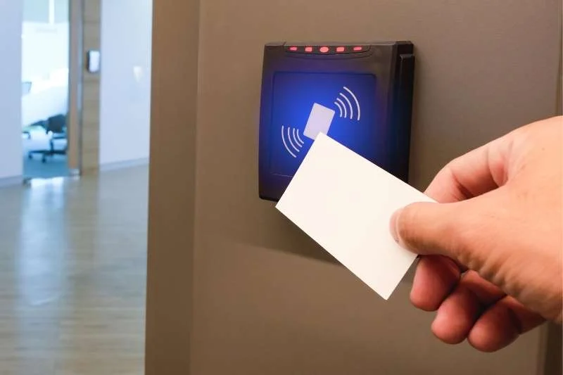 سیستم دسترسی درب با RFID