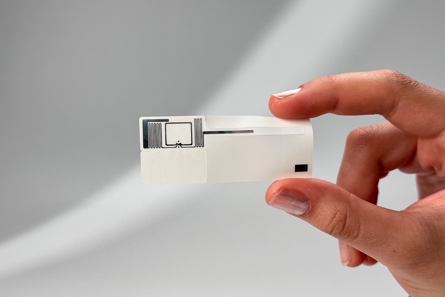 UHF RFID 66x26 mm RFID Takı Etiketi