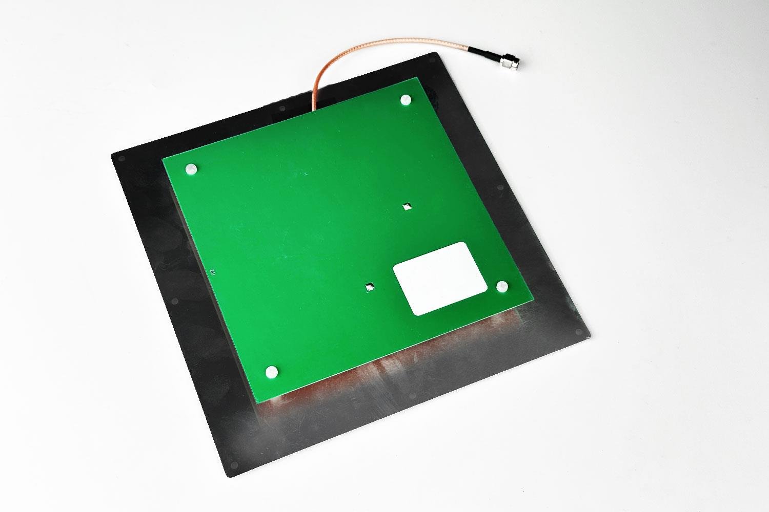 Ant317 - PCB 4.5 Dbi UHF Smart Kabinet Anteni - 93  x 75 Derece SMA Connector