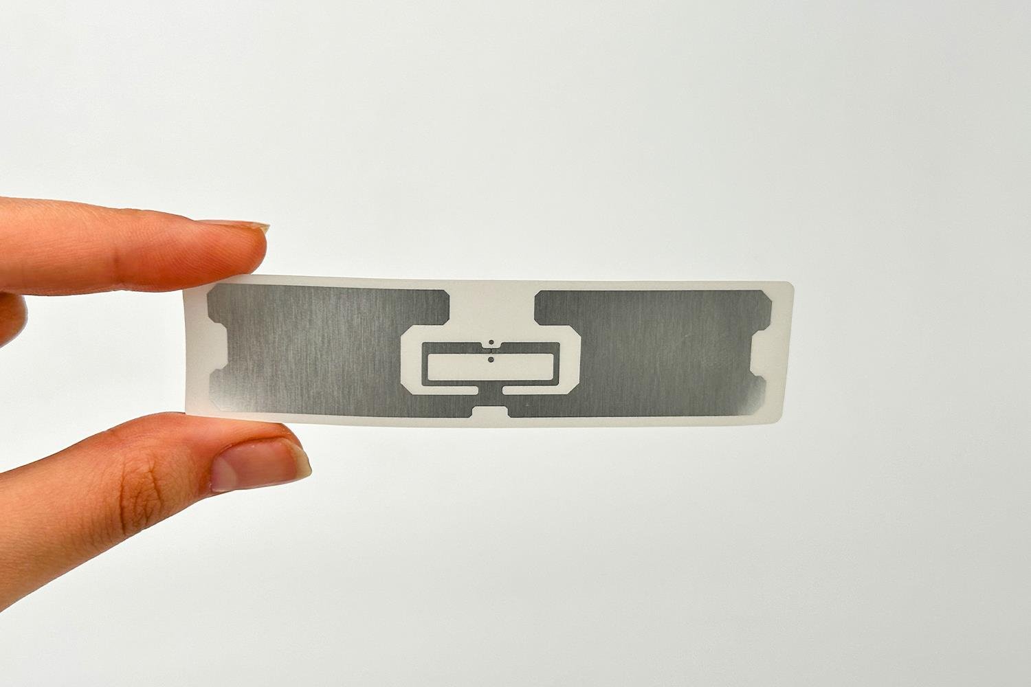 علامة UHF RFID الصناعية مقاس 101.6 × 25.4 مم مع مادة لاصقة قوية