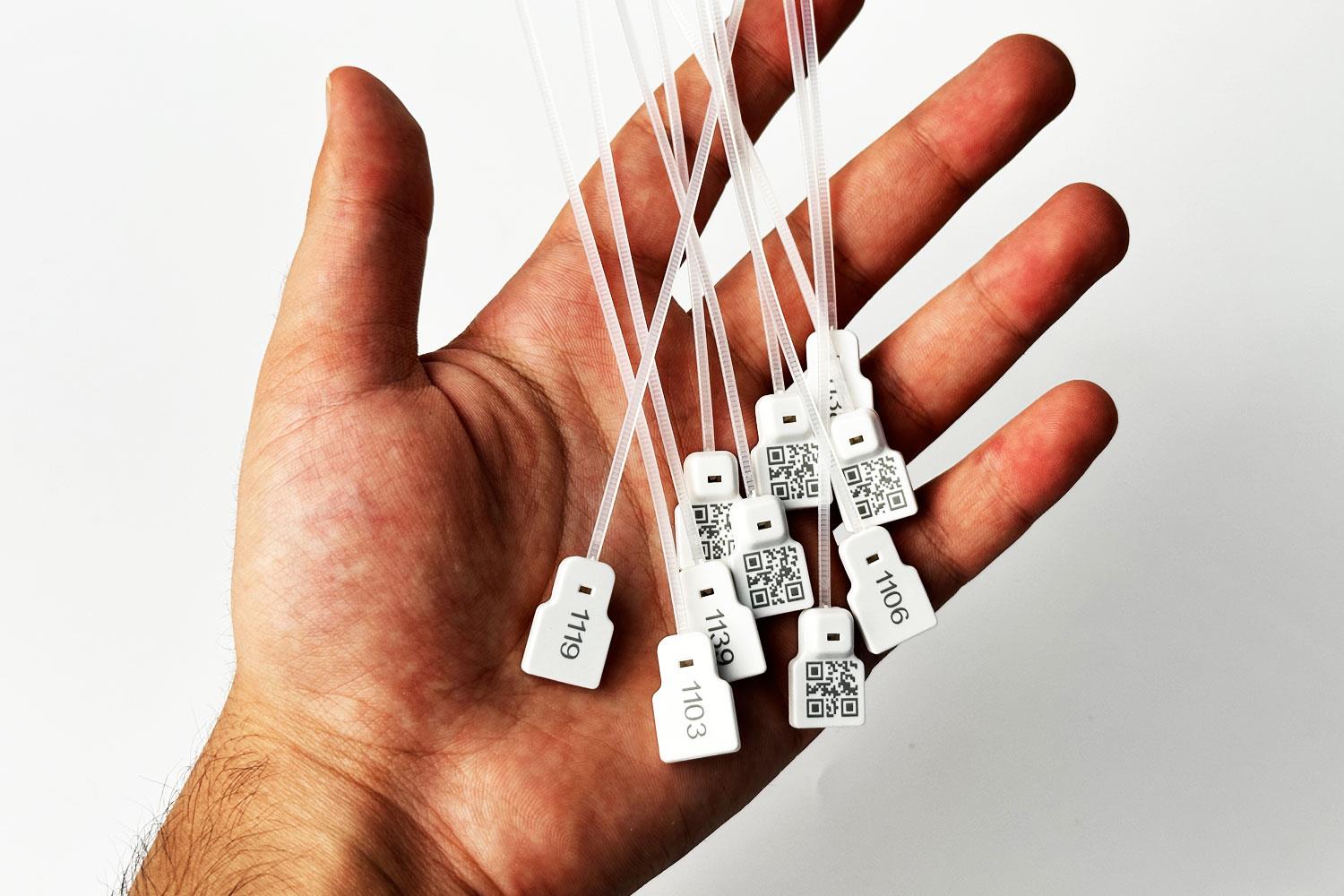 Kilitlenebilir UHF RFID Kablo Etiketi 20x13x2 mm