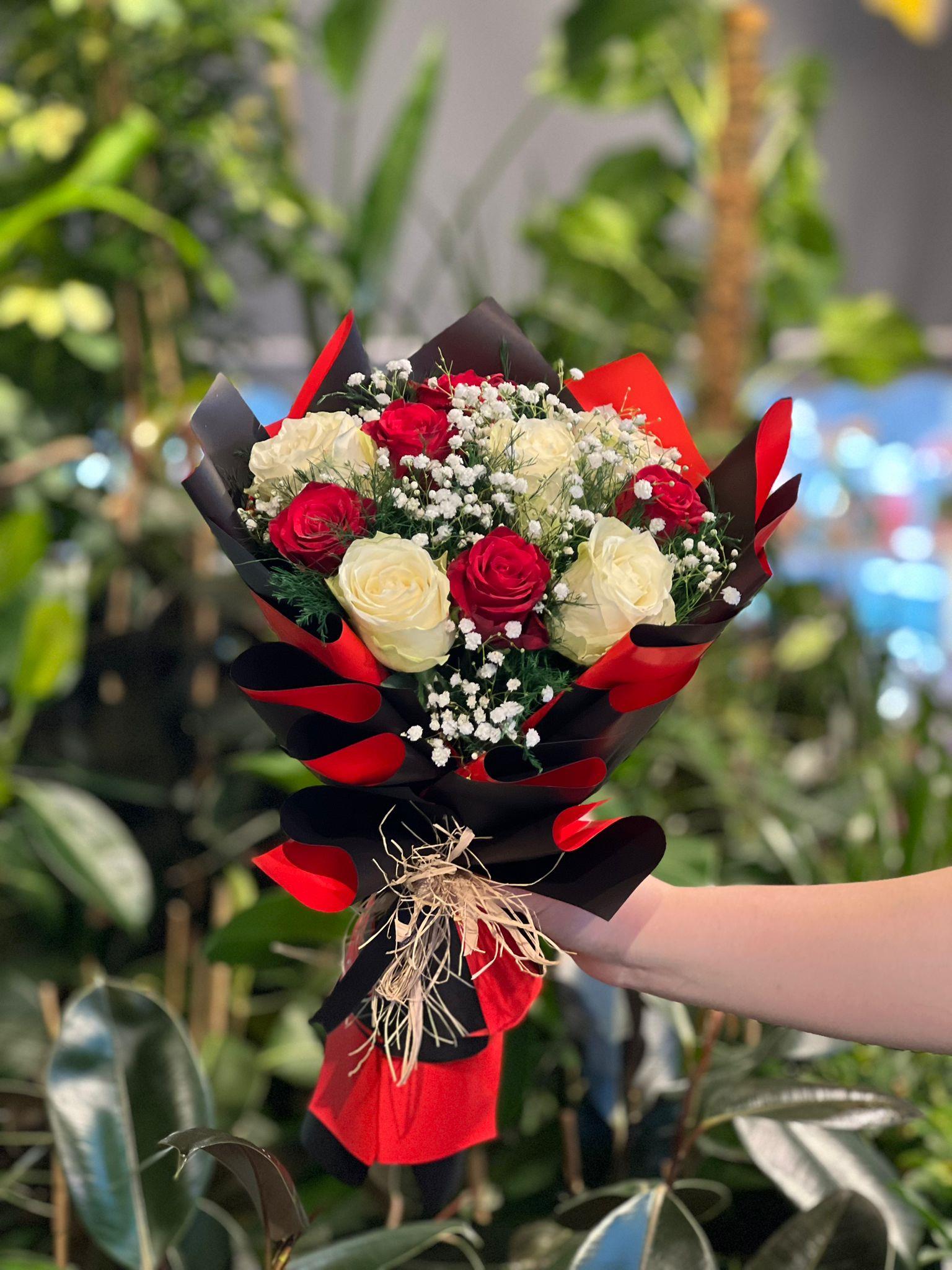 5 Tane İthal Beyaz Gül 5 Kırmızı Gül Buketi