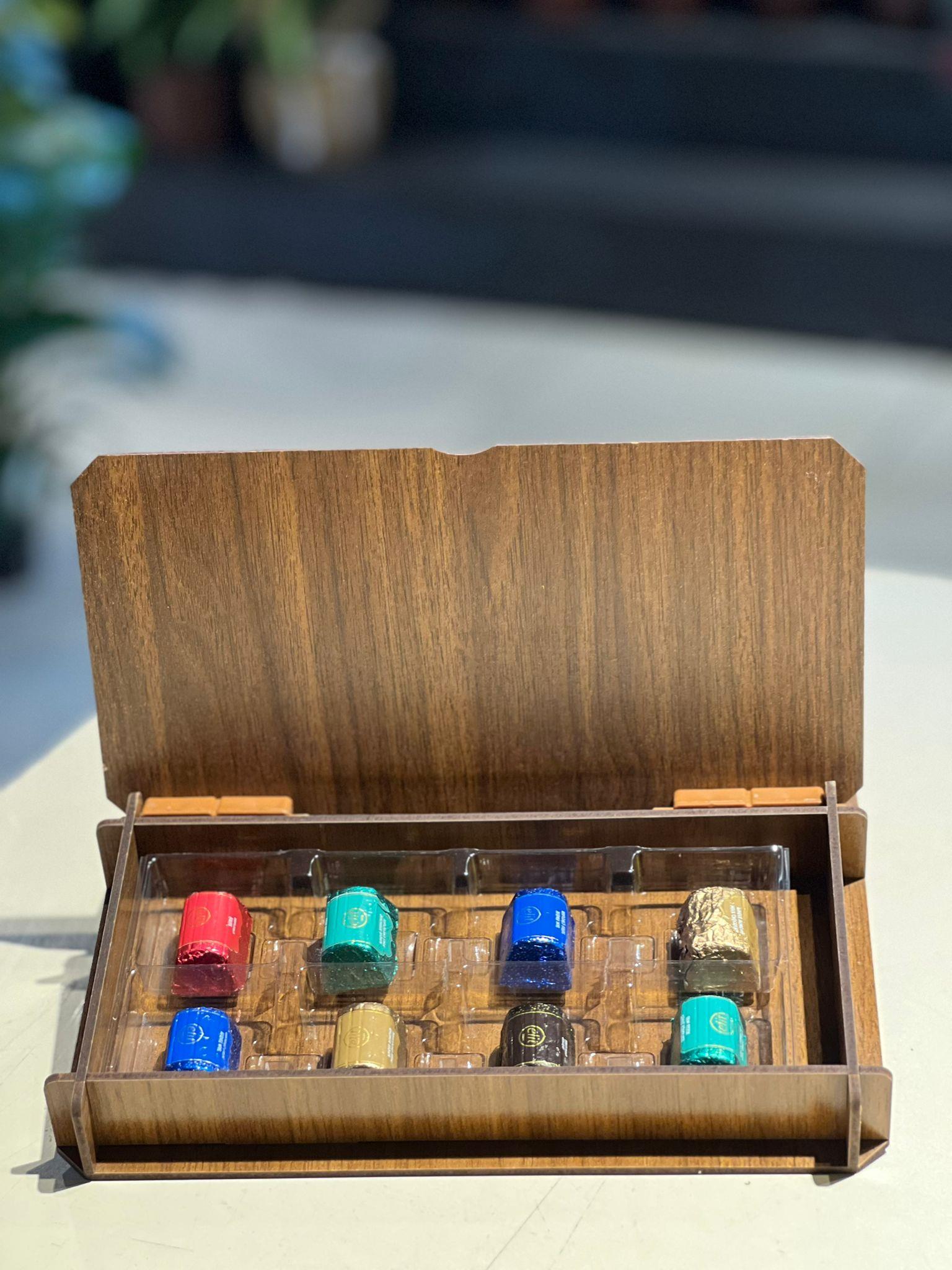 Ahşap Kutu İçerisinde Sargılı Special Karışık ( Bitter- Fındık- Sütlü- Bademli-Fıstıklı) Baton Çikolata