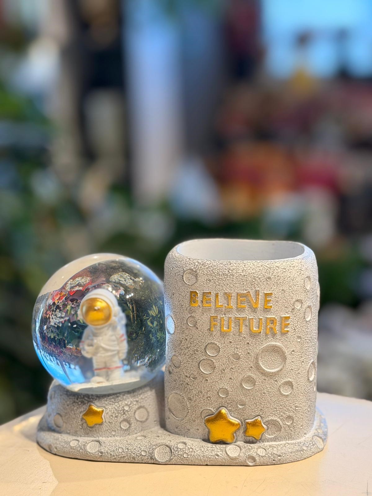 Astronot Temalı Kalemlikli Kar Küresi