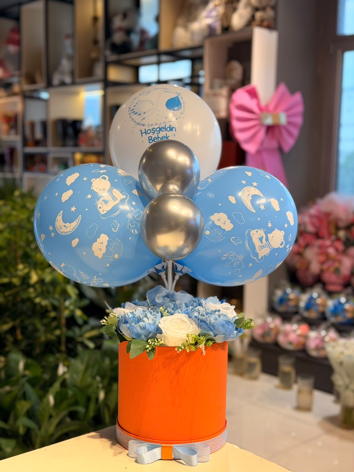 Büyük Turuncu Kutu İçerisinde Yapay Çiçek Mavi Balon Aranjmanı