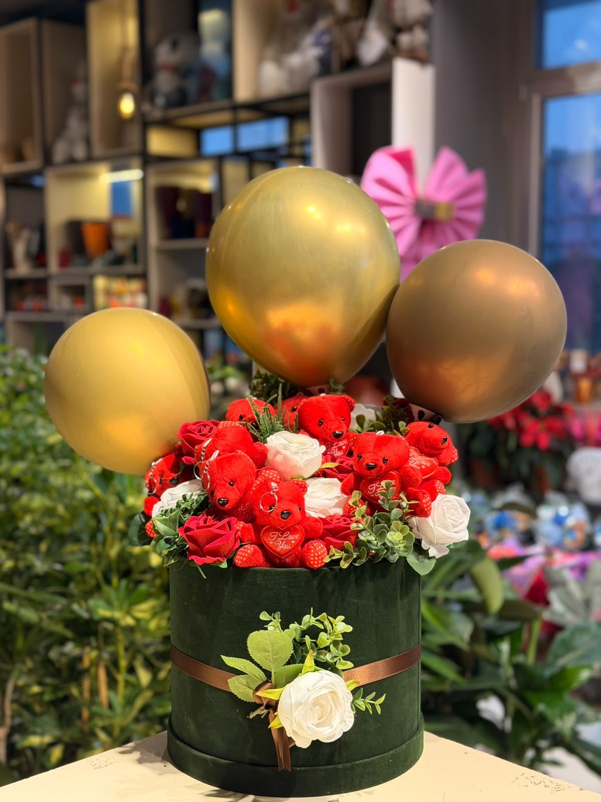 Büyük Yeşil Kutu İçerisinde Yapay Beyaz Gül Peluş Ayıcık Balon Aranjmanı