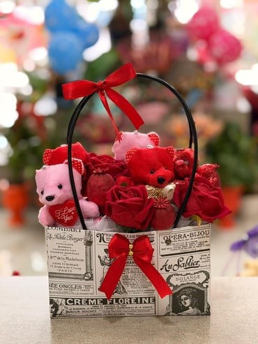 Desenli Çanta Peluş Ayıcık Yapay Kırmızı Gül Aranjmanı