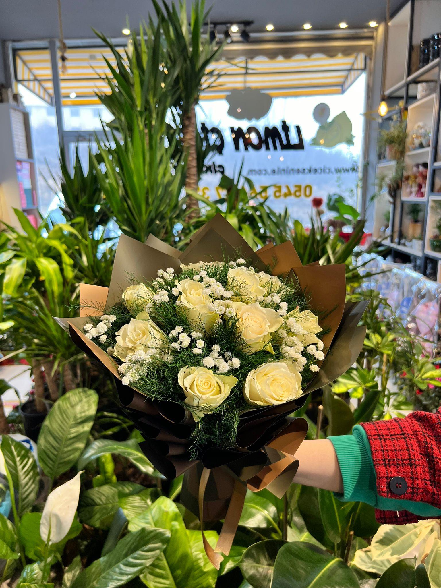 İthal Canlı Beyaz Gül Buketi 10 Adet