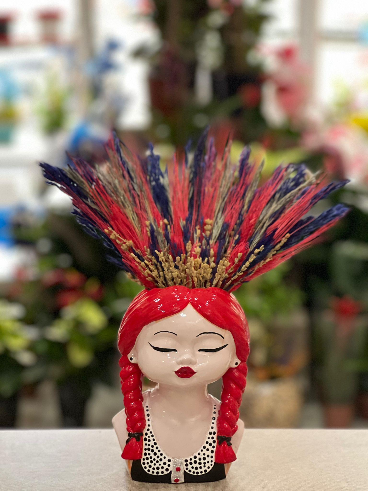 Kırmızı Saçı Örgülü Kız Seramik Kuru Çiçek