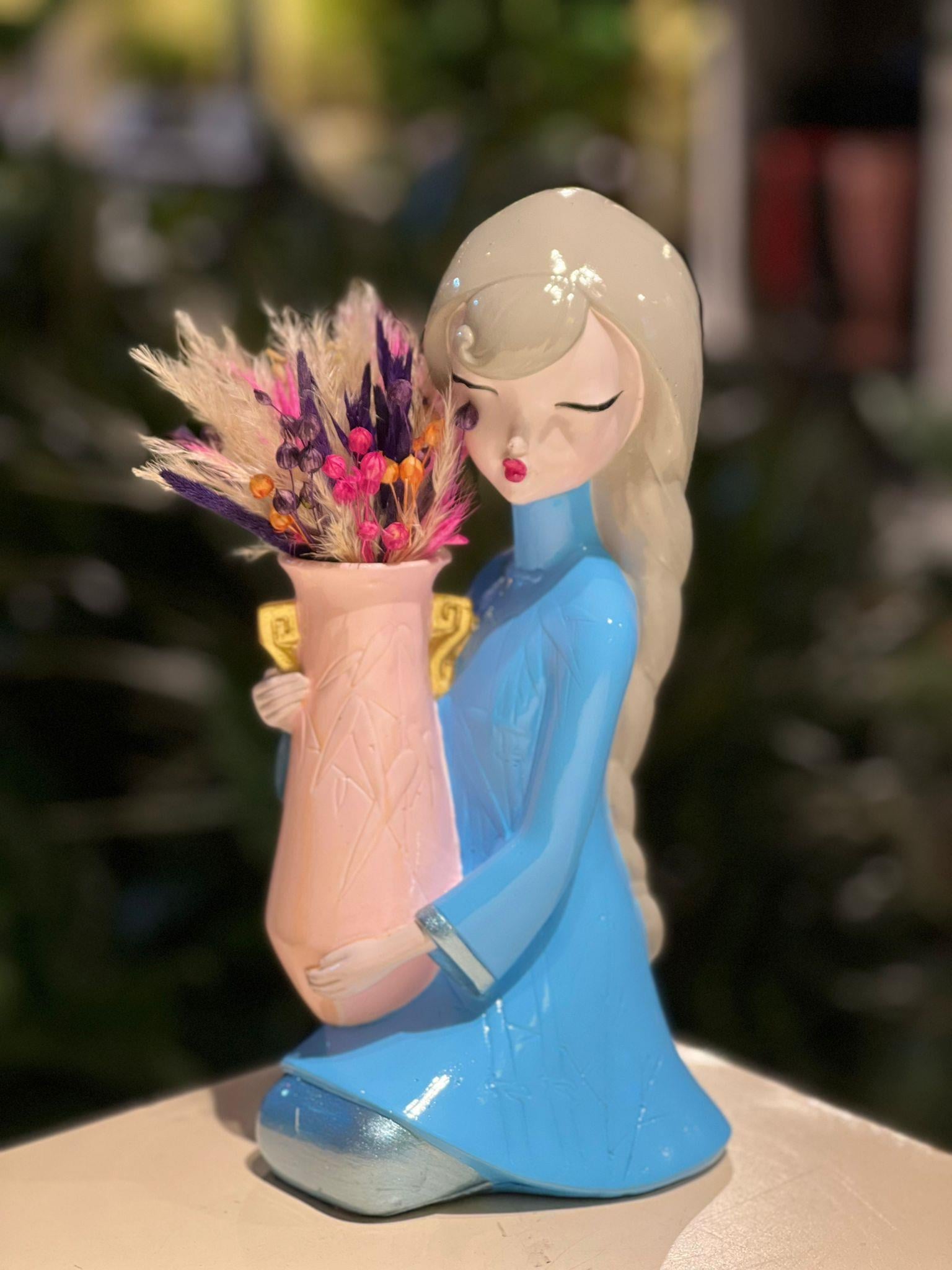 Mavi Elbiseli Vazo Tutan Kız Seramik Kuru Çiçek