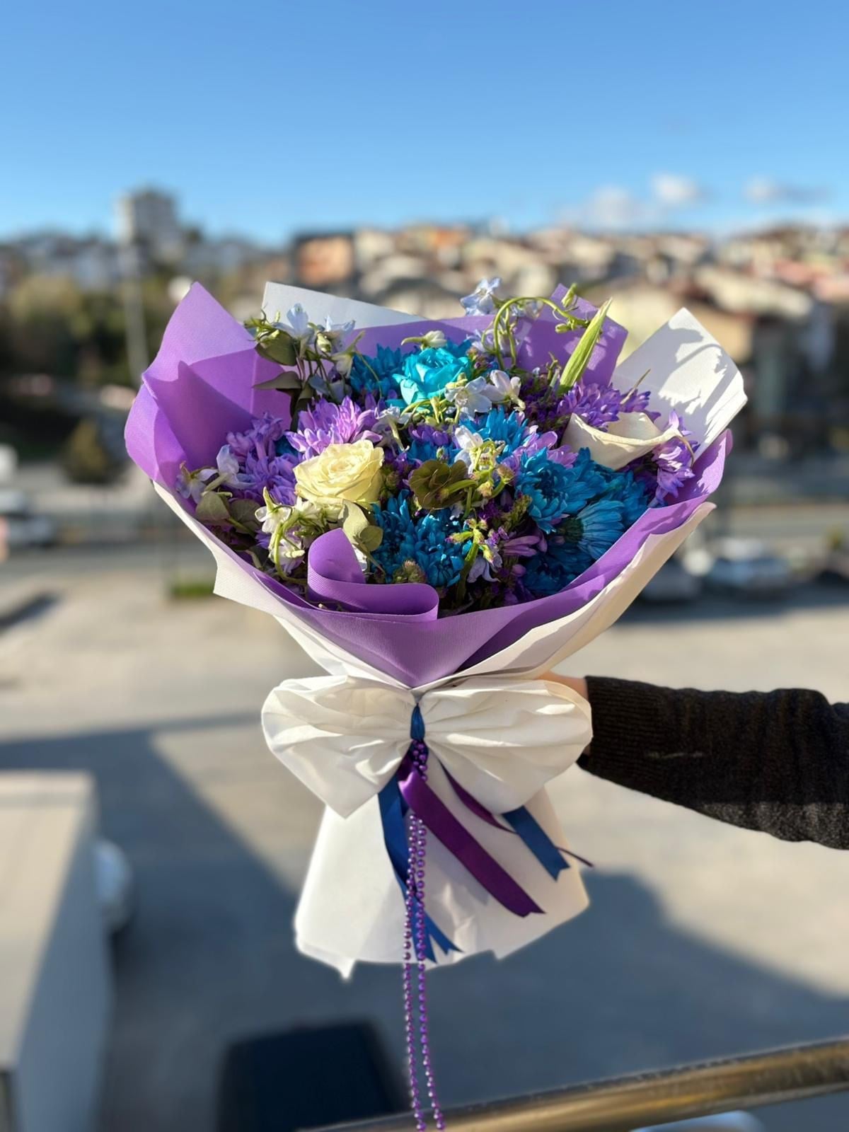 Mavi Mor Papatya İthal Beyaz Gül Buketi