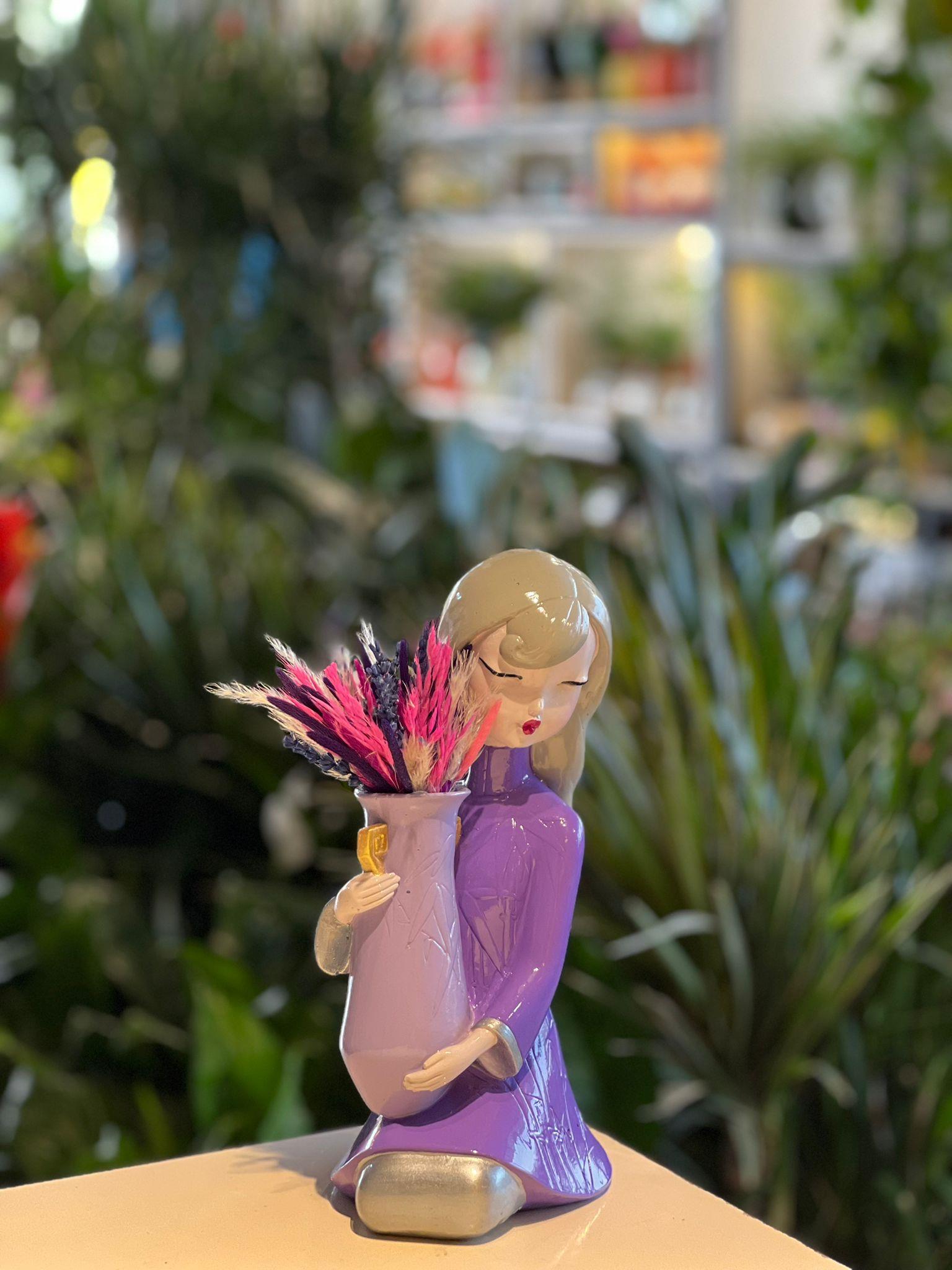 Mor Elbiseli Vazo Tutan Kız Seramik Kuru Çiçek