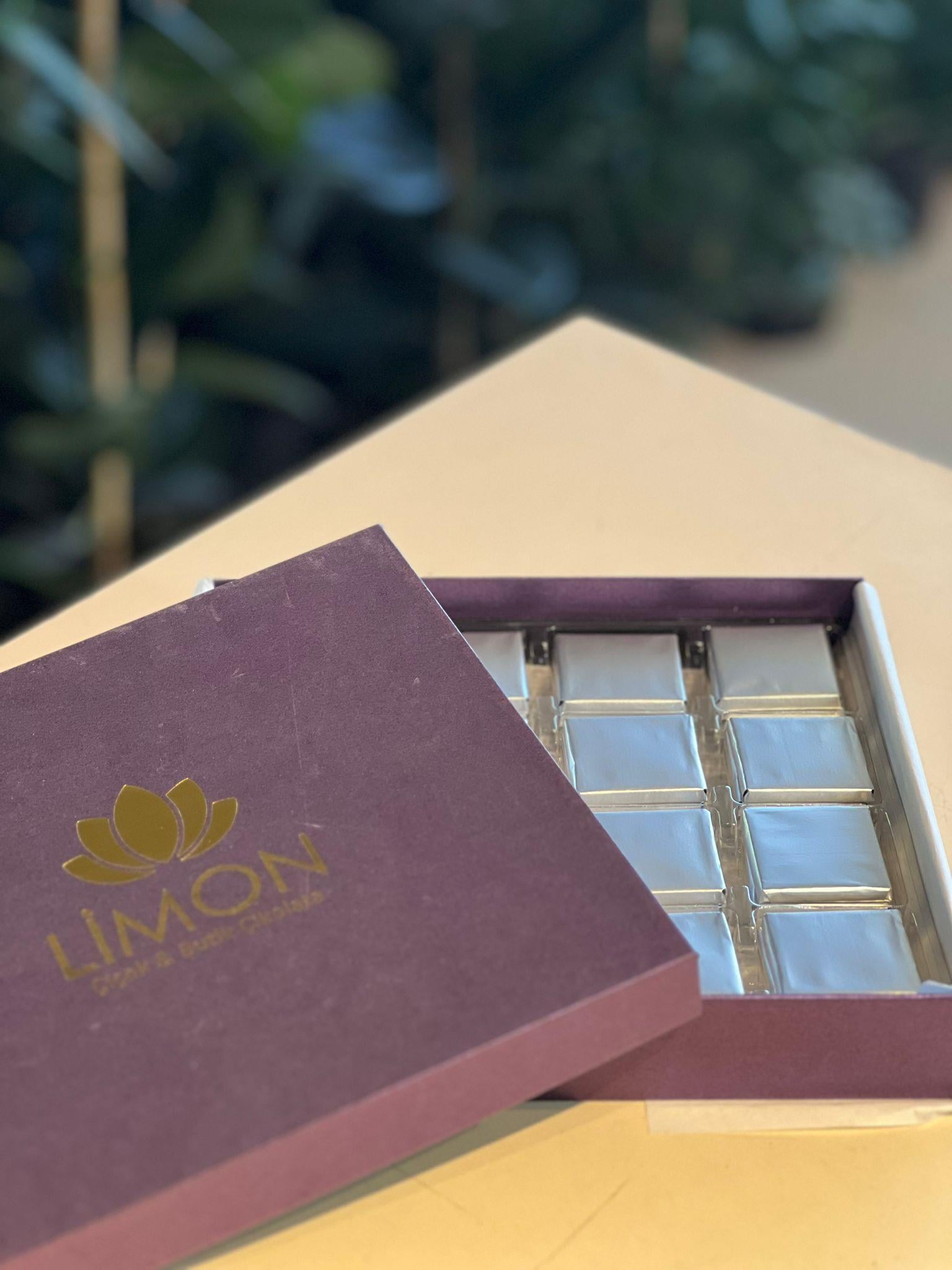 Mor Kutu İçerisinde Gümüş Sargılı Madlen Çikolata Elit 48 Adet