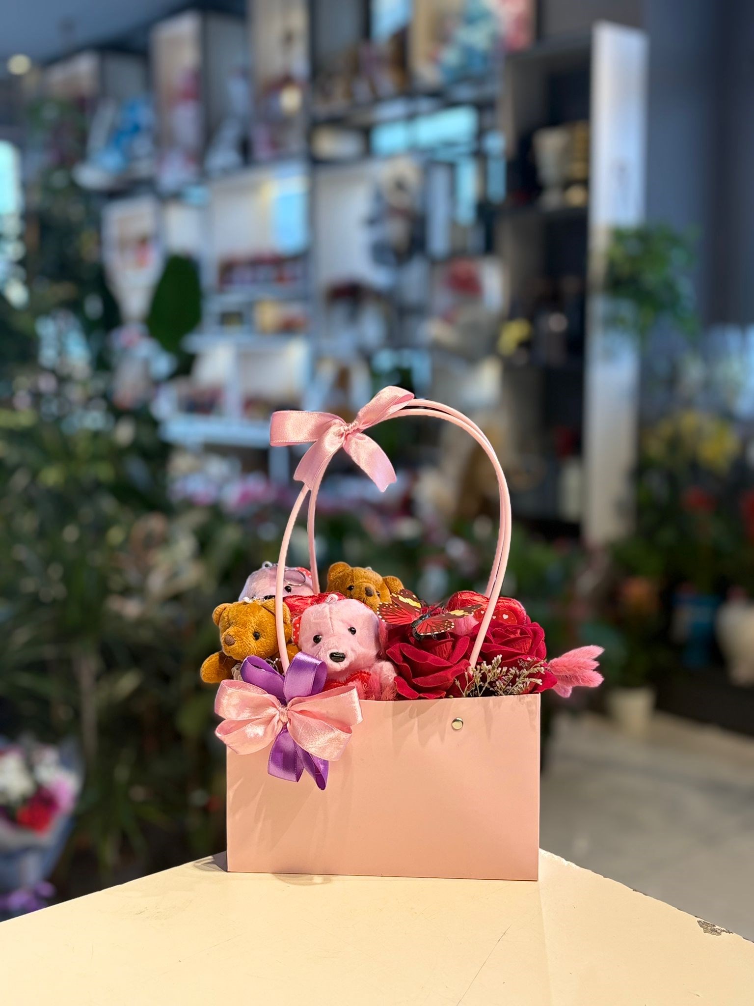 Pembe Çanta İçerisinde Yapay Kırmızı Gül Peluş Ayıcık Aranjmanı