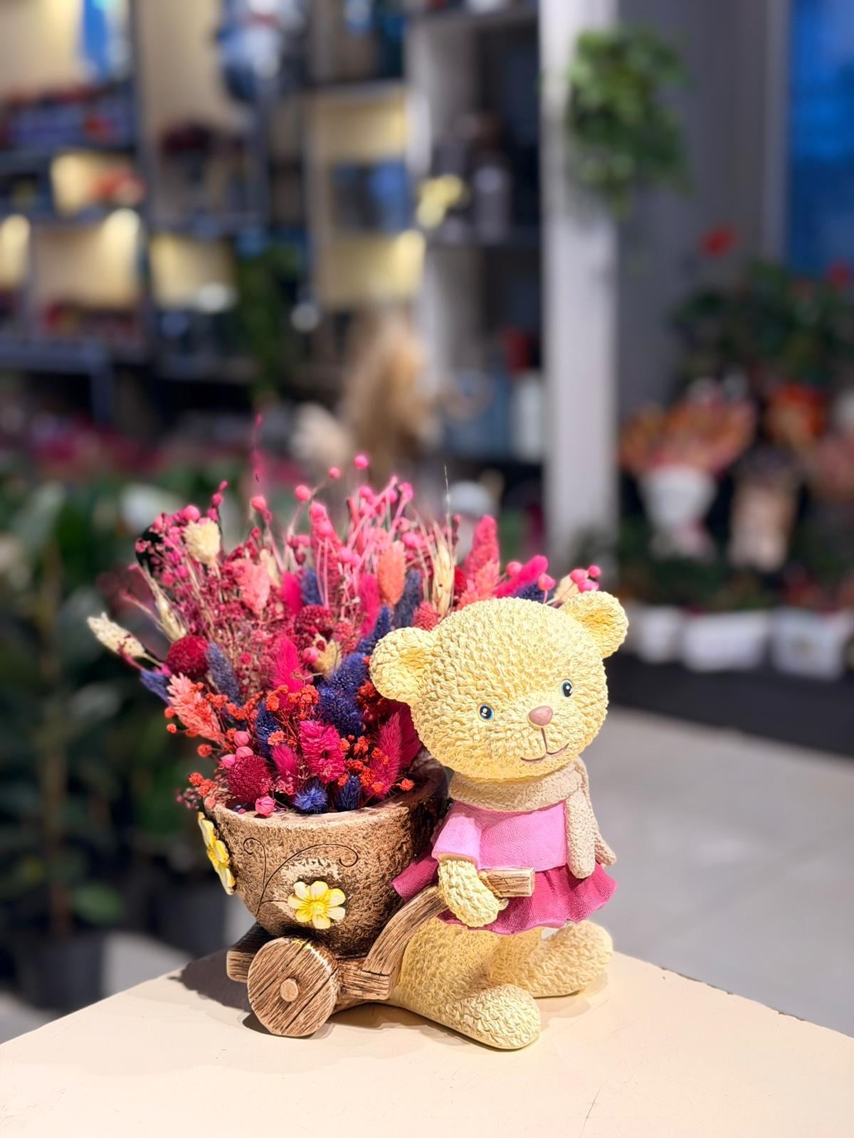 Pembe Elbiseli Araba Taşıyan Ayıcık Seramik Pembe Kuru Çiçek