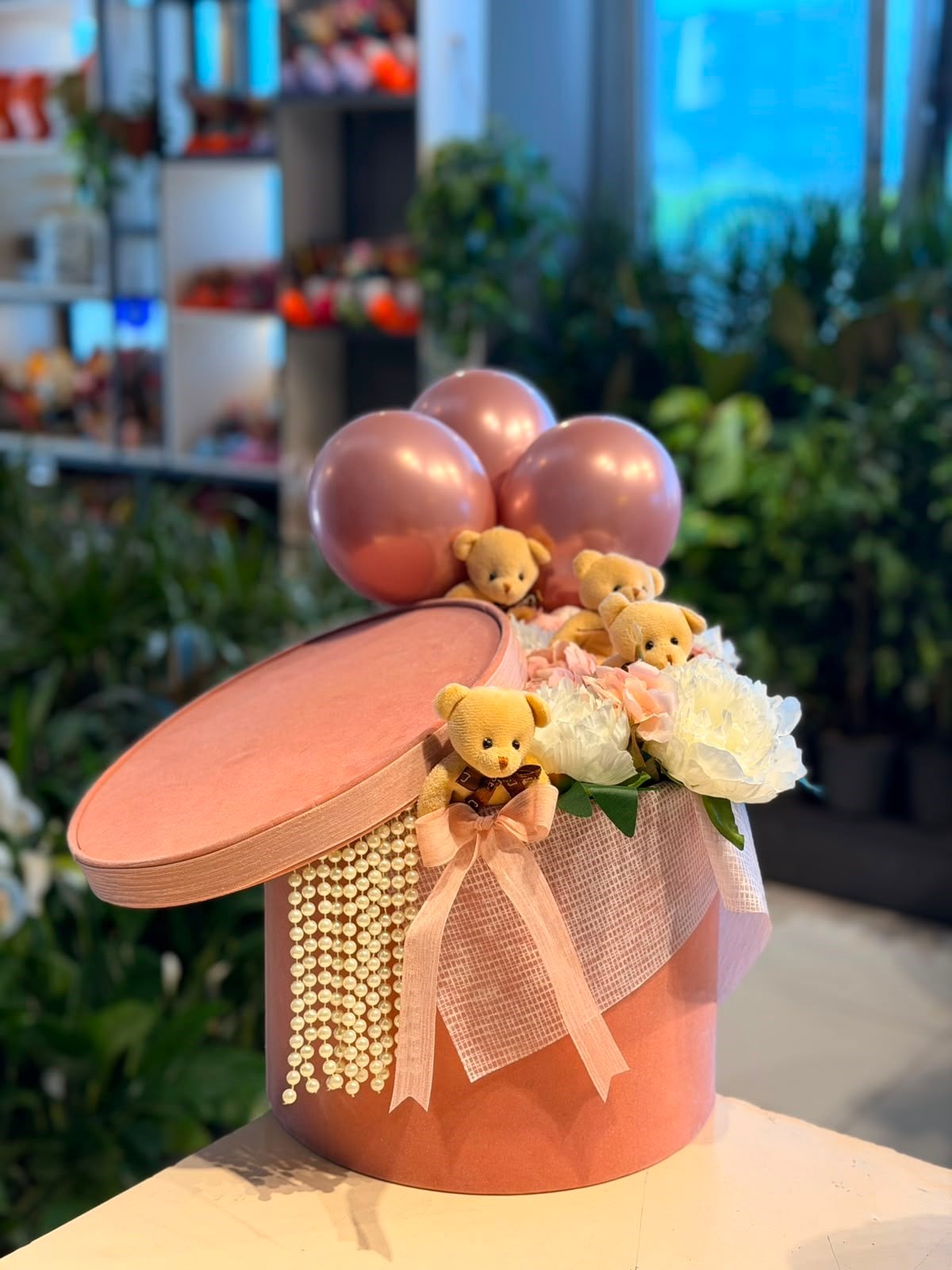 Pembe Kutu İçerisinde  Yapay Çiçek Aranjmanı Peluş Ayıcık